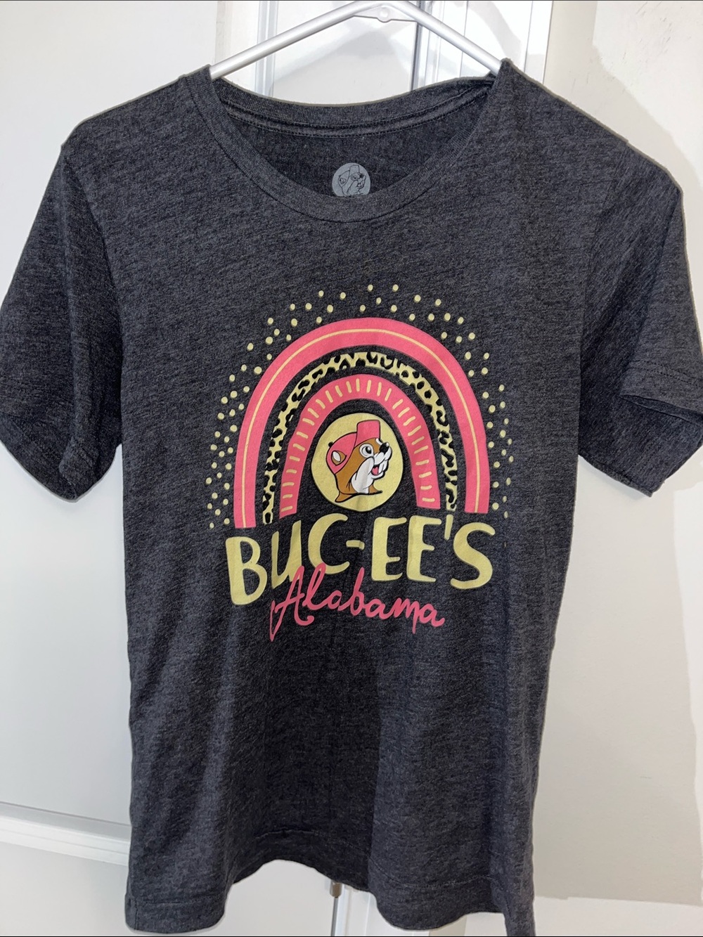 Buc-ee’s T-shirt it’s all good Alabama Pink Arches Women’s Gray